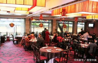 在廣州市，這家老字號飯店，每天早茶時間顧客排長隊，生意紅火