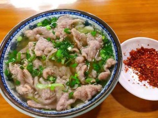 重慶帥哥四川拜師學藝，用鮮豬血做重口味美食，每天兩大盆不夠賣