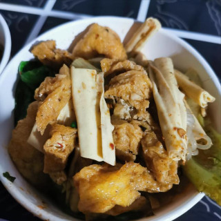 福建老板自創美食30年，晚上生意比白天好，環境破舊客人還吃得歡