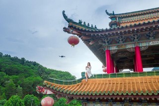 雲霧繚繞，女飛手御風啟航，帶你飛閱美如仙境的觀音山