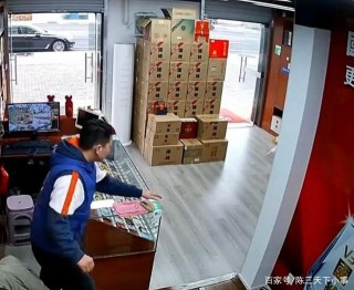 在南京一寵物狗闖入路邊商店挑釁家貓，女主人不道歉反責貓不拴繩