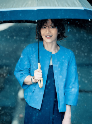 下雨天怎麼穿？這50套穿搭方案讓你美得優雅有氣質