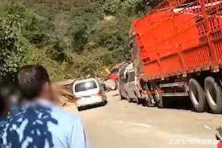 2死2傷！廣東普寧小汽車被牽引車上所載大型修路機碾壓，現場慘烈