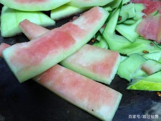 西瓜皮別再扔了，涼拌西瓜皮：一道不錯的爽口小菜，還有清火效果