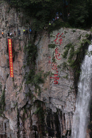 探秘巨蟒出山：一場穿越千年的自然奇觀之旅_遊客_旅遊_故事