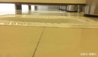 女子在北二環大明宮建材和家居鑽石店被偷拍