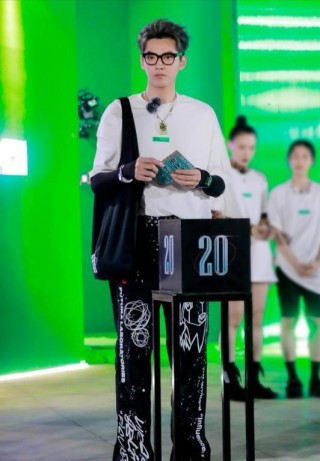 吳亦凡不愧是時尚icon！穿白T搭黑色塗鴉印花長褲，潮味兒十足