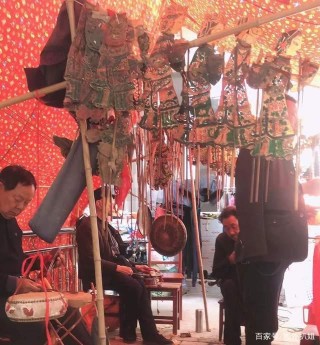 台上4人表演，台下3人觀看，老藝人給娛樂圈的明星上了一課
