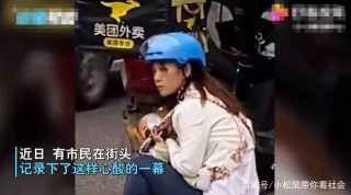 心酸！重慶一女外賣員騎電動車帶嬰兒送外賣，坐在街頭給孩子喂奶