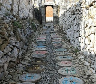 徐州微山湖畔，一個神秘的小村落，民居、道路全部用石頭建成