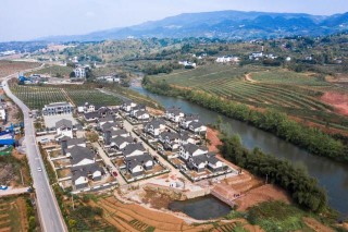 【示範】渝北這個地方特色民居錯落有致，依山傍水風光旖旎