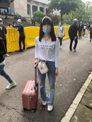 衡陽90後生物學學子請假來送別袁隆平，“他說自己也是90後的樣子非常可愛！”