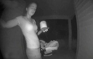 婦女將嬰兒遺棄在陌生人門口 稱房主女兒正和孩子爸爸約會