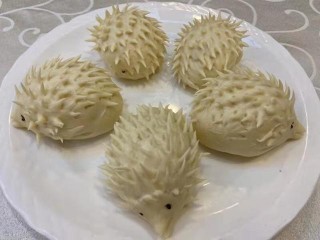 小兔包、小鴨酥、甑糕冰激淩……老字號上線“軟萌”美食憶童趣