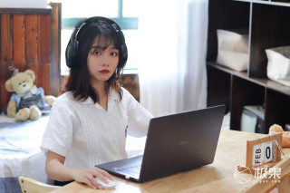 電競女孩Carry全場神裝！輕薄本也有性能buff，精准狙擊把把吃雞