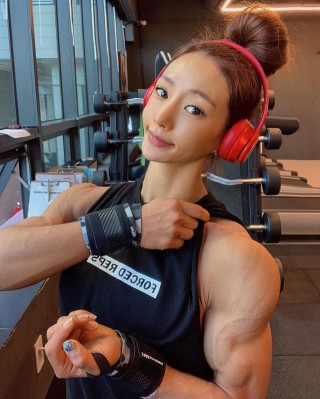 韓國健美女星許一瑾，身材緊致凹凸有型，清純小臉更顯迷人魅力