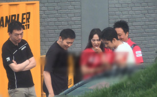 娛樂圈兩位賽車手罕見相聚，李晨頗有資歷，韓東君開新賽車咨詢