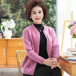 今年流行一女裝，叫“羽毛外套”，秋冬穿優雅顯瘦，美上添嫩