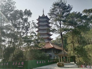 走進梧州騎樓城觀看古典建築和美食街