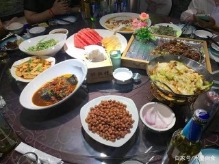 領導請吃飯，點8道小菜還要老板送花生米，網友：還能不能再摳點