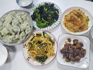 曬曬我家的晚餐，有餃子有肉有蔬菜，一家三口吃了個
