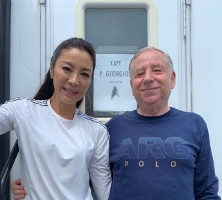 楊紫瓊和73歲未婚夫甜蜜摟腰，頭髮漸白的Todt對她愛意不減