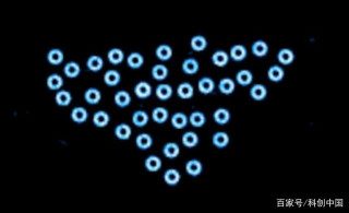 科學家誘導微小顆粒的振蕩開發可像微生物一樣移動的微型機器人