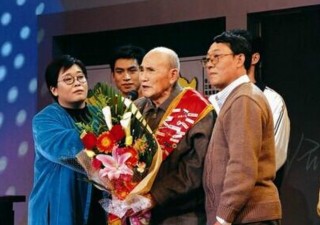 戲子受萬人追捧，英雄卻無人問津，娛樂至死何時才能改變？
