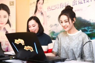 迪麗熱巴扎丸子頭打遊戲，萌力四射