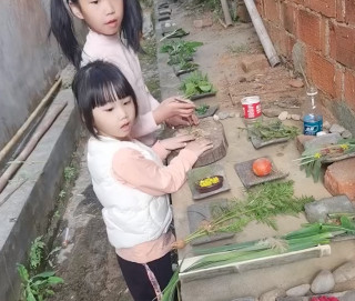 湖南女兒做好“飯”叫爸爸吃，看到菜後男子懵了，網友：涼拌蛇皮