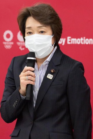 一場因歧視女性引發的風波，由一位女性平息了