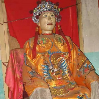 父親去世，江西小夥將其制成“乾屍雕像”，擺在家中每日供奉