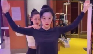 39歲範冰冰穿健美褲做瘦身運動，被女教練的身材成功搶鏡