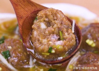 老婆最拿手的蓮藕肉丸，先炸後煮，外焦裏嫩，孩子愛吃的家常美食