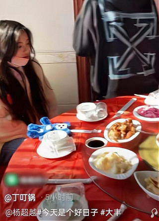 楊超越回家鄉吃席，桌上擺9道涼拌菜，獨自坐角落無人搭話