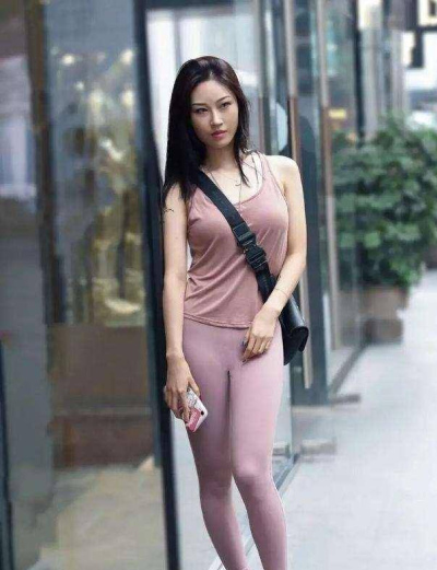 柳腰細腿的牛仔褲美女，讓身形美感提升，遮肉顯瘦