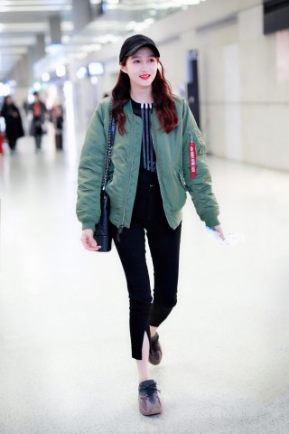 關曉彤厲害了，長褲穿成了九分褲，大冬天露腳踝「美麗凍人」