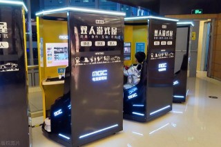 上海，不少家長和孩子在商場內的雙人電競遊戲屋內玩遊戲