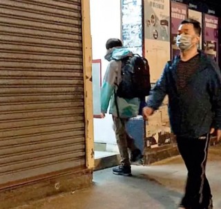 又一演員因疫情落魄，42歲為生計送外賣，坦言：靠娛樂圈沒用