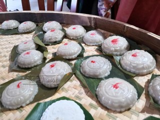 小時候過年媽媽做美食，扒著灶台等著吃，如今年輕人不願做不愛吃