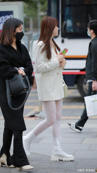 一位身穿灰衣服的妹妹，身材很好，展現了女人味