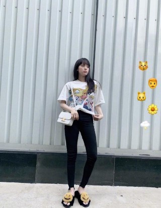 歐陽娜娜穿美少女戰士T恤悠享夏日，清純可人活力滿滿