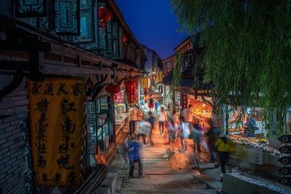 郎情妾意的男男女女共賞一輪圓月 醉在蘇州吳中甪直古鎮夜色中