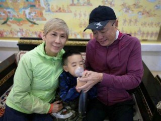 應采兒曬《爸6》花絮 Jasper吸氧陪外公外婆打麻將