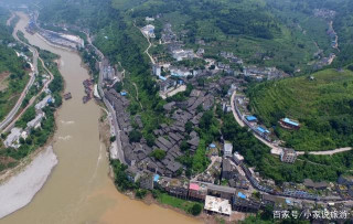 四川的國家歷史文化名鎮，地理位置優越，依山而建