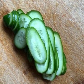 清拌雙絲，清淡涼拌兩種蔬菜絲，應季的蔬菜