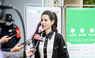 55歲李若彤單身生活好愜意，穿紅色連衣裙小區裏跳女團舞，紮馬尾美回小龍女