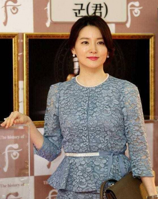 李英愛這才是教科書般的氣質穿搭，藍色時尚裙高貴優雅，美翻了