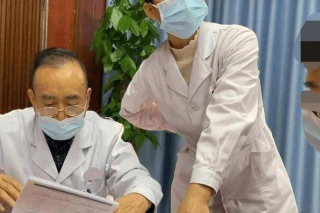 肝衰和睡覺有關？醫生多次強調：這幾種睡覺方式很傷肝，早知早改_肝髒_睡覺時_姿勢