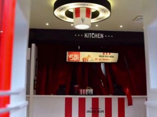 世界上最小的肯德基店，人們趴下才能點餐，套餐小的如同玩具